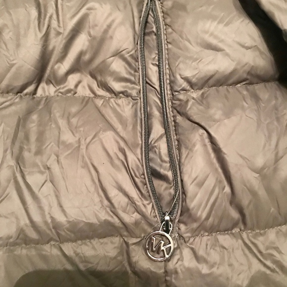 Michael Kors Olive Packable  Down Puffer - Picture 5 of 8
